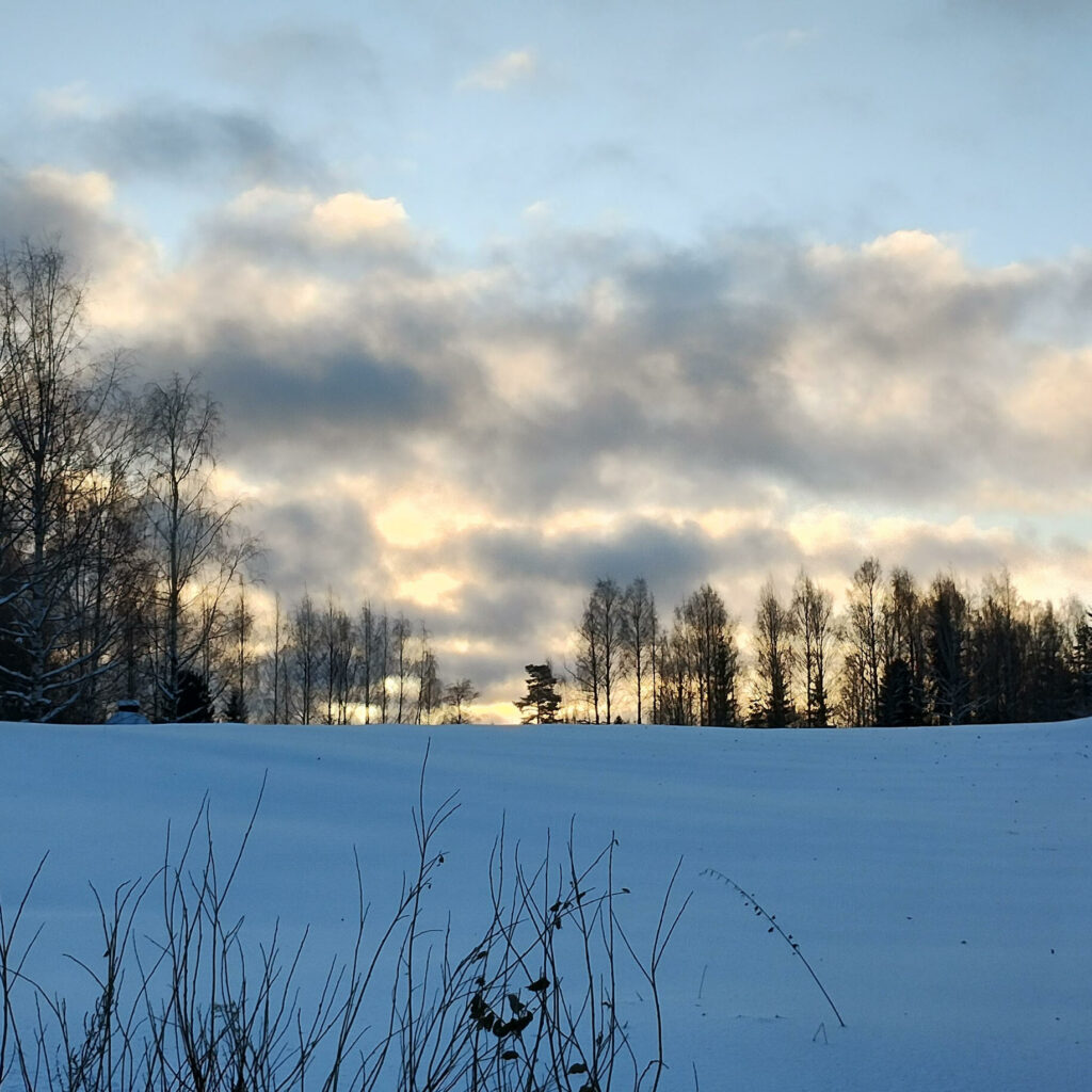 Luminen maisema, jossa valo kajastaa horisontissa